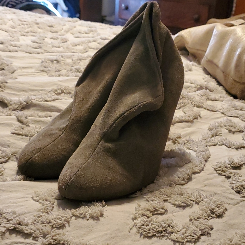 Suede Grey booties w heel